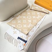 Louis Vuitton's hottest brown and white scarf - 4