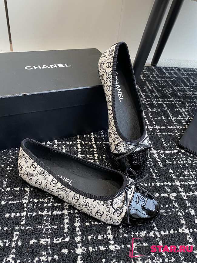 Chanel 24ss classic bow round head ballet black and white shoes  - 1