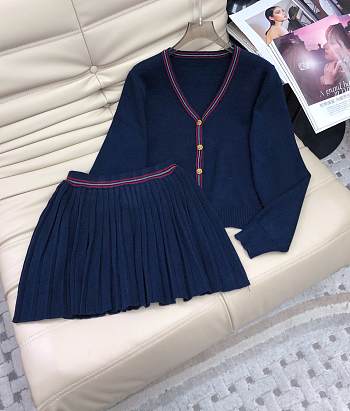 Set dark blue V-neck knitted wool cardigan + age-reducing pleated skirt 