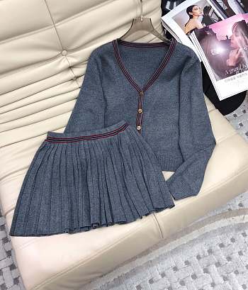 Set grey V-neck knitted wool cardigan + age-reducing pleated skirt 