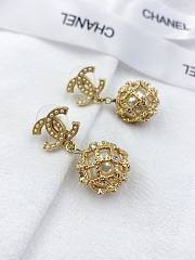 Chanel hollow mesh ball pearl earrings - 4