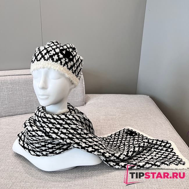 Chanel diamond-patterned cashmere scarf & hat  - 1