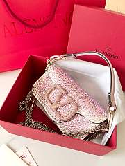 Valentino VLogo Signature small Locò crystal-embellished shoulder bag pink - 6