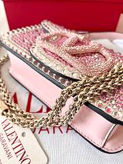 Valentino VLogo Signature small Locò crystal-embellished shoulder bag pink - 4