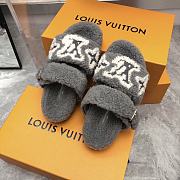 Louis Vuitton Fur Flat Sandals In Blue White Pattern - 2