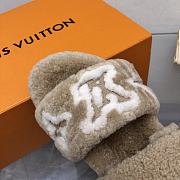 Louis Vuitton Fur Flat Sandals In Beige White Pattern - 6