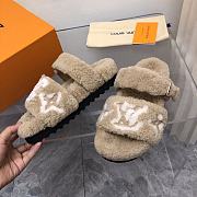 Louis Vuitton Fur Flat Sandals In Beige White Pattern - 5