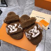 Louis Vuitton Fur Flat Sandals In Brown White Pattern - 5