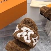 Louis Vuitton Fur Flat Sandals In Brown White Pattern - 4