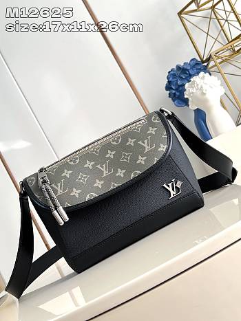 Louis Vuitton Pulse Messenger M12625