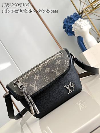 Louis Vuitton Pulse Wearable Wallet M12618