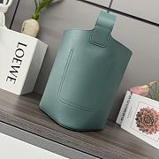 Loewe Medium Pebble Bucket Bag Green - 5