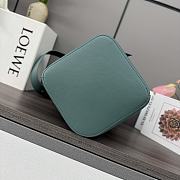 Loewe Medium Pebble Bucket Bag Green - 2