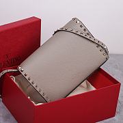 Valentino Garavani small Rockstud shoulder bag - 3