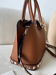 VALENTINO UNI GARAVANI ROCKSTUD SMALL HANDBAG IN GRAINY CALFSKIN BROWN - 4