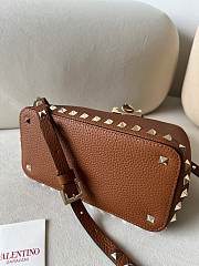 VALENTINO UNI GARAVANI ROCKSTUD SMALL HANDBAG IN GRAINY CALFSKIN BROWN - 2