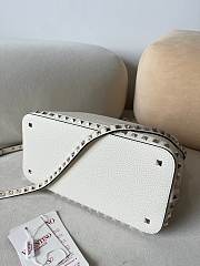 VALENTINO GARAVANI ROCKSTUD SMALL HANDBAG IN GRAINY CALFSKIN WHITE - 5