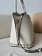 VALENTINO GARAVANI ROCKSTUD SMALL HANDBAG IN GRAINY CALFSKIN WHITE - 3