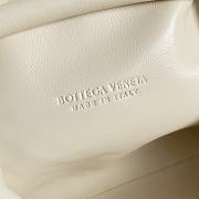 Bottega Veneta Small Lauren 1980 clutch in padded white - 4