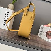 Loewe Slice bag in shiny calfskin yellow - 4