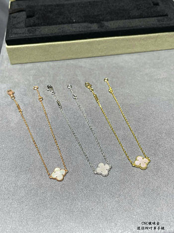 Van Cleef & Arpels Vintage Alhambra pendant in gold/rose gold/silver