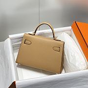 Hermes Mini Kelly 19 In Tau beige - 4