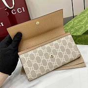 Gucci GG Marmont bi-colour continental wallet in beige - 3