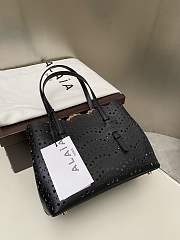 Alaia mina 25 bag in vienne wave calfskin in black - 4