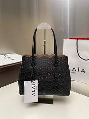 Alaia mina 25 bag in vienne wave calfskin in black - 3