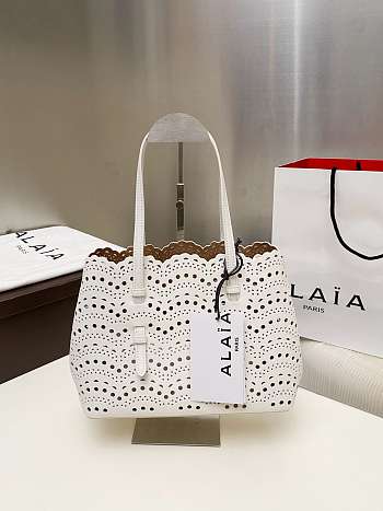Alaia mina 25 bag in vienne wave calfskin in white