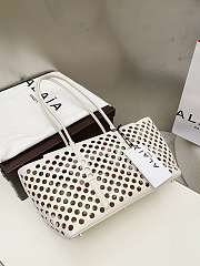Alaia neo mina 32 bag in perforated calfskin in white - 5