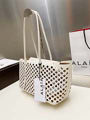 Alaia neo mina 32 bag in perforated calfskin in white - 4