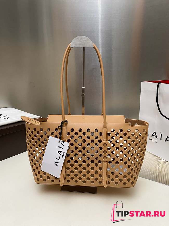 Alaia neo mina 32 bag in perforated calfskin in beige - 1