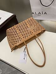 Alaia neo mina 32 bag in perforated calfskin in beige - 6