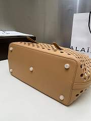 Alaia neo mina 32 bag in perforated calfskin in beige - 5