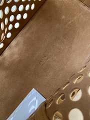 Alaia neo mina 32 bag in perforated calfskin in beige - 4
