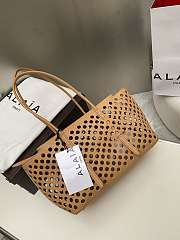 Alaia neo mina 32 bag in perforated calfskin in beige - 2