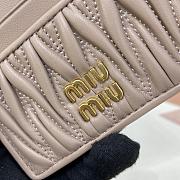 Miumiu Matelassé nappa leather card holder in beige - 6