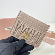 Miumiu Matelassé nappa leather card holder in beige - 3