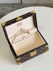 Louis Vuitton Coffret Trésor 24 S-lock closure system Creme - 4