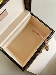 Louis Vuitton Coffret Trésor 24 S-lock closure system Creme - 2