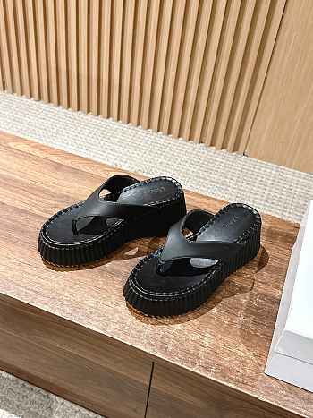 Chloe Thick-soled Height-enhancing Flip-flops In Black