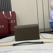Gucci Softbit continental wallet ob chain grainy leather in green - 2