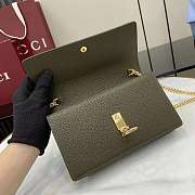 Gucci Softbit continental wallet ob chain grainy leather in green - 5