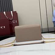Gucci Softbit continental wallet ob chain grainy leather in beige - 4