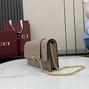 Gucci Softbit continental wallet ob chain grainy leather in beige - 5
