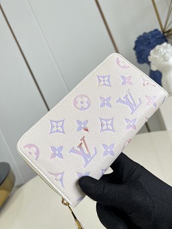 Louis Vuitton Zippy Wallet Dream Beige M25594