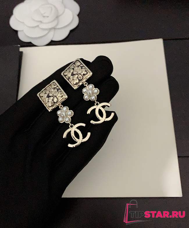 Chanel petal pearl earrings - 1
