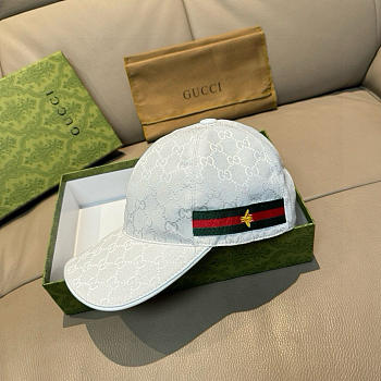 Gucci classic baseball cap features a bee design 05