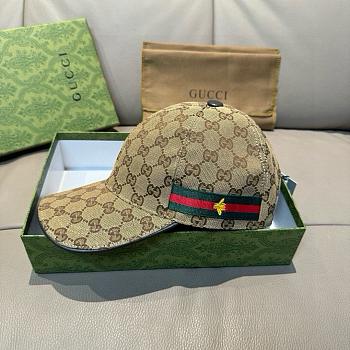 Gucci classic baseball cap features a bee design 04